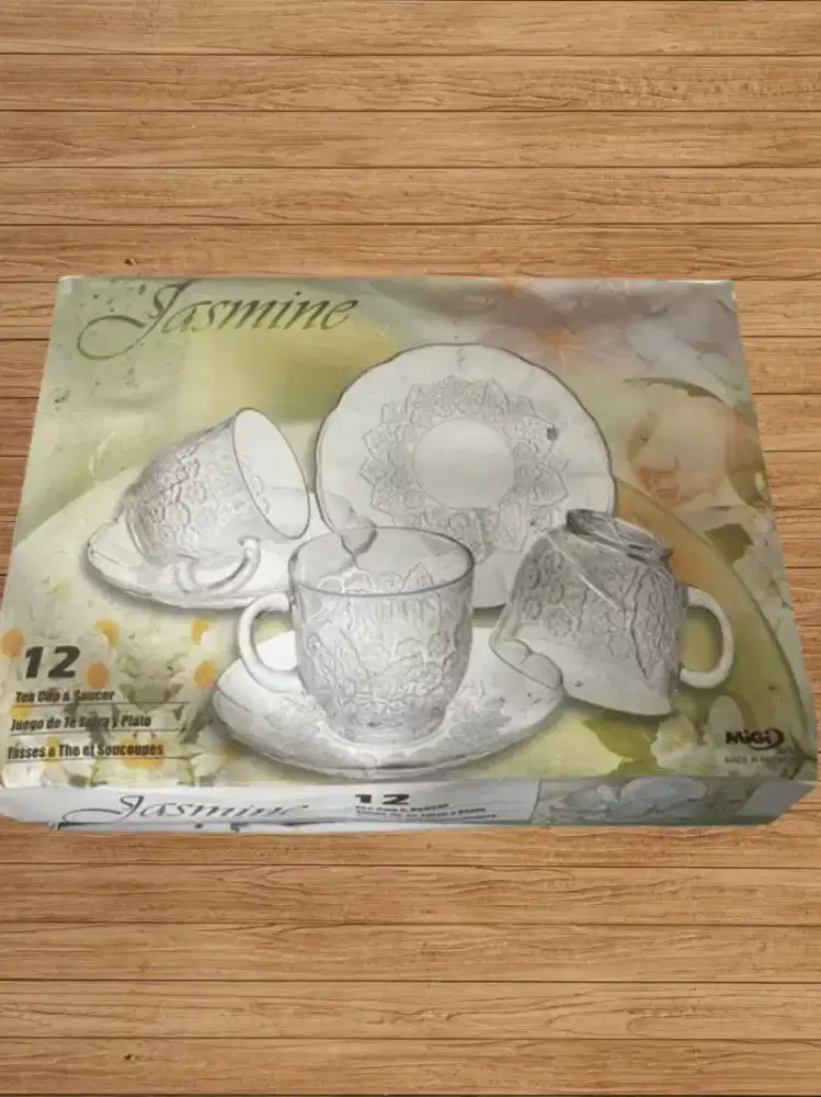 Set Gelas dan Piring Teh Jasmine Kaca Motif dengan Box Asli