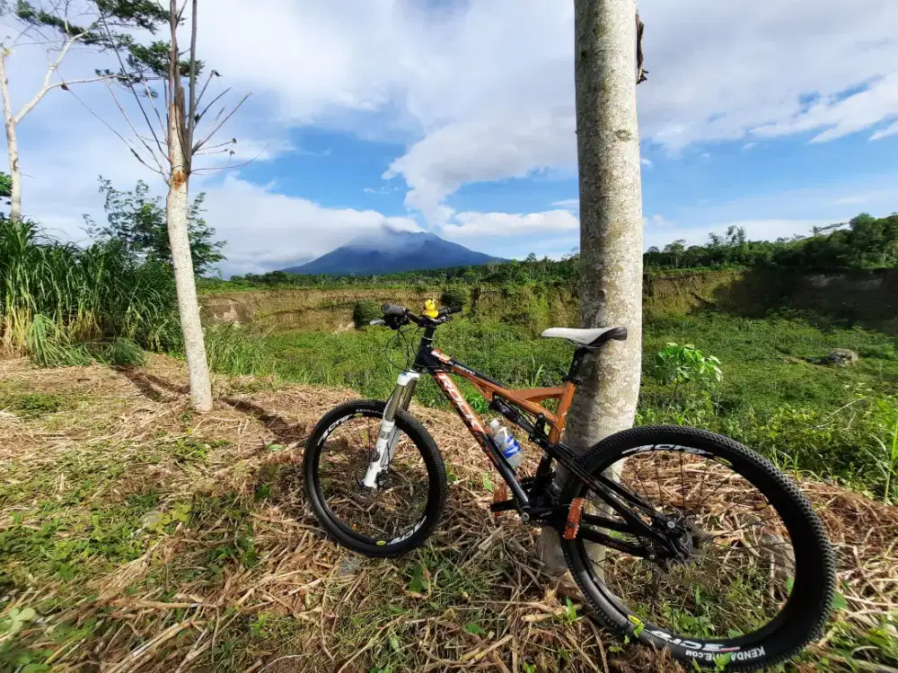 Sepeda downhill rockmachine