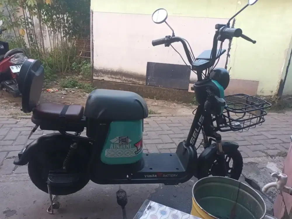 Sepeda listrik merk selis