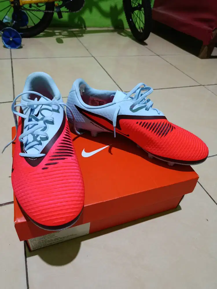 Sepatu bola nike size 42,5 insole 27