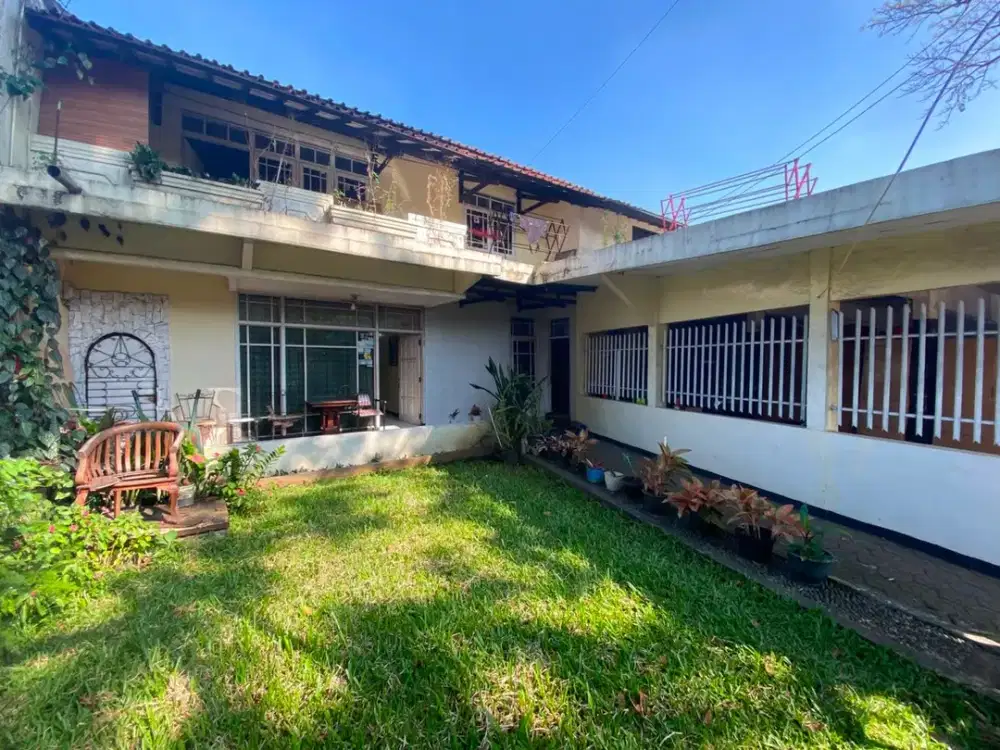 Dijual Rumah Strategis di Burangrang Bandung, Tanah Luas, 7 Kamar Tidur, Parkir Hingga 6 Mobil