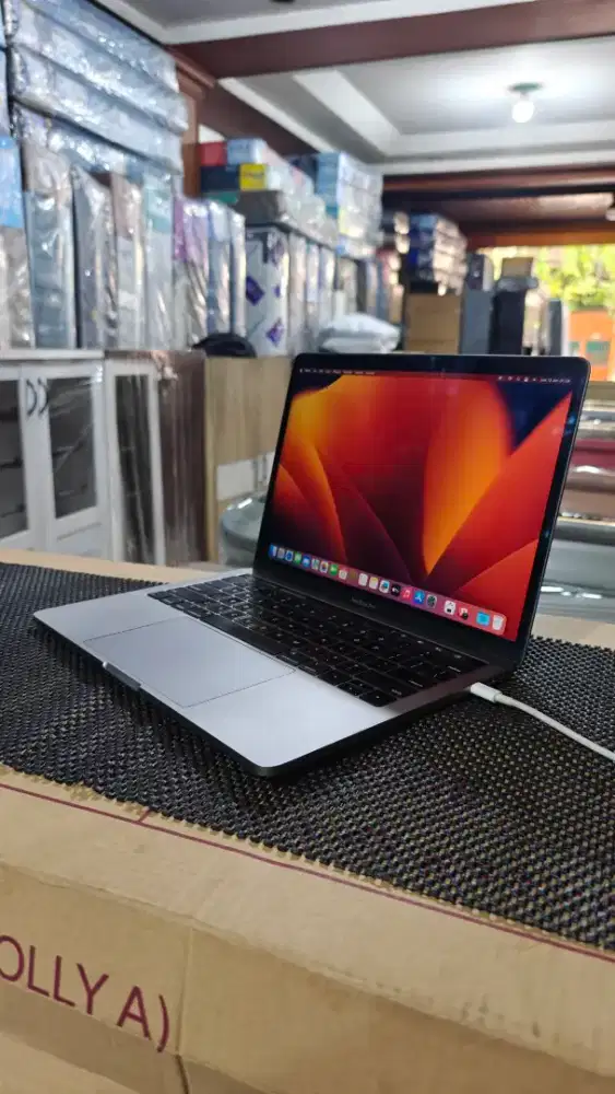 laptop apple MacBook pro 13 inch, 8GB / 256GB, touch bar