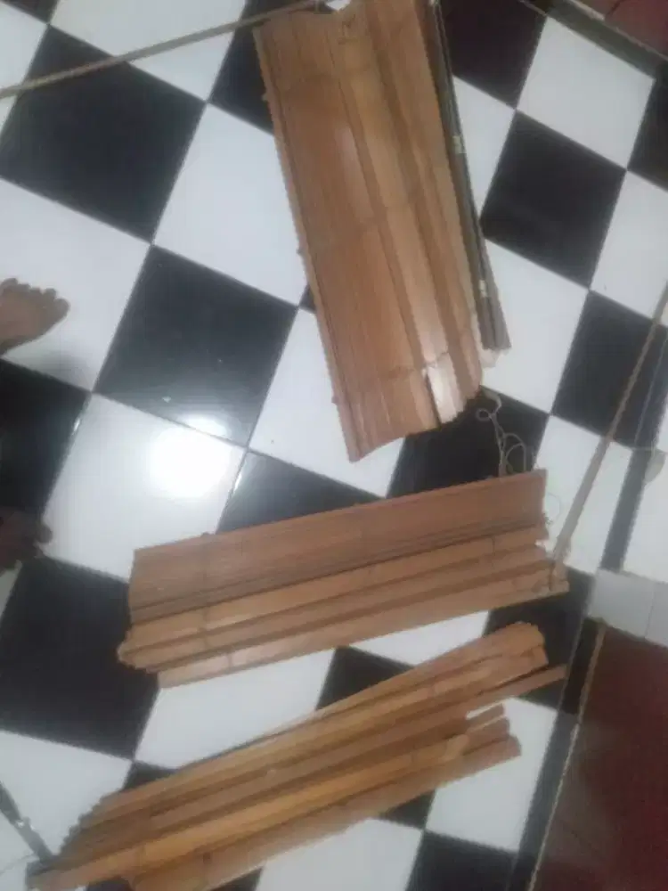 Tirai jendela kayu