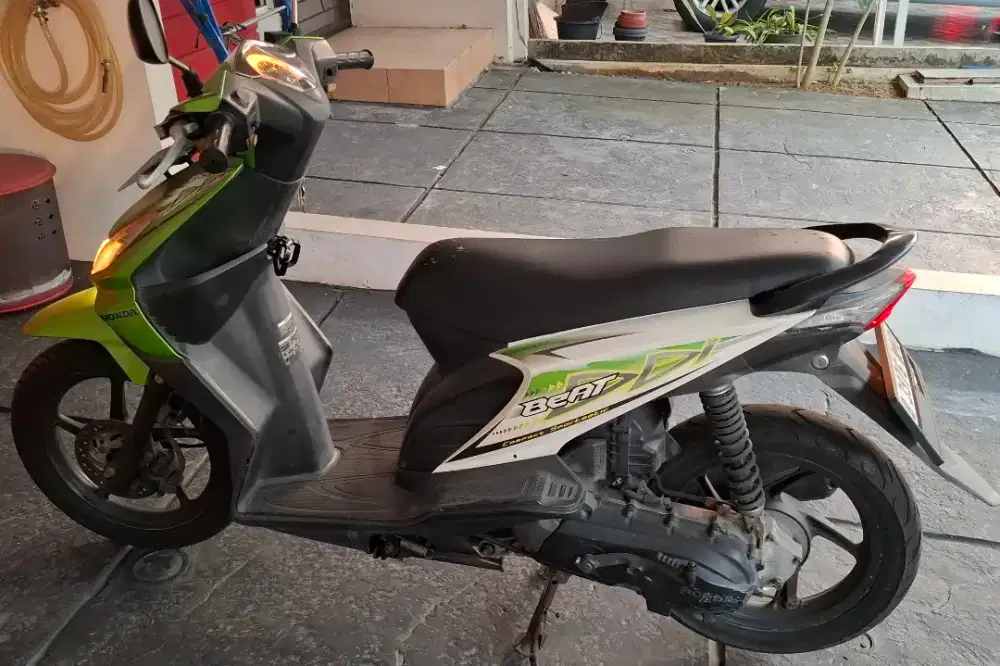 Honda Beat 2012 warna putih hijau kondisi baik
