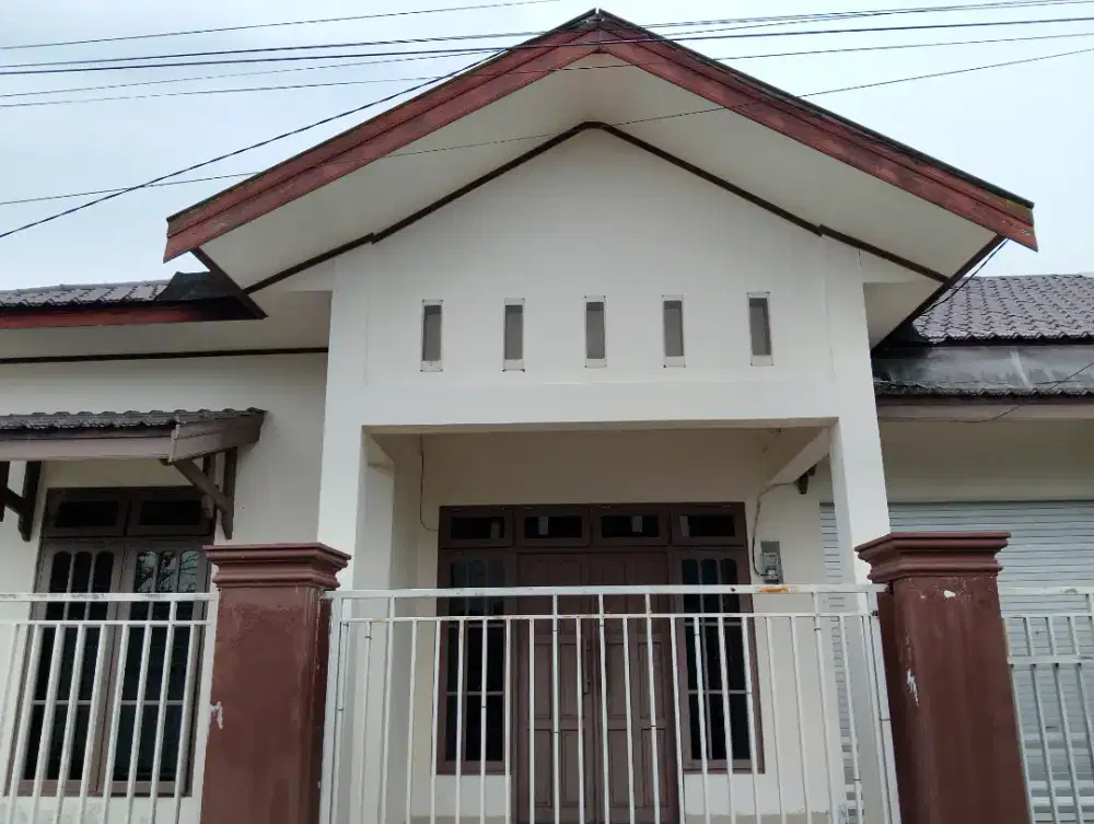 Disewakan rumah dengan garasi.