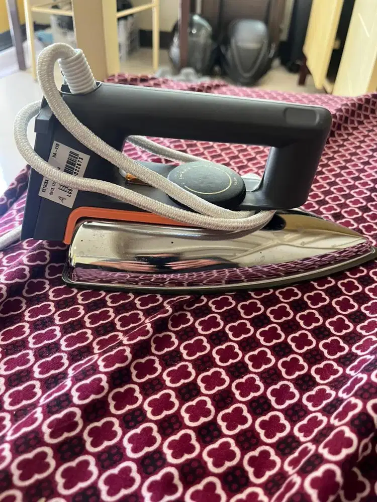 Electric Iron – Good Condition & Working Perfectly