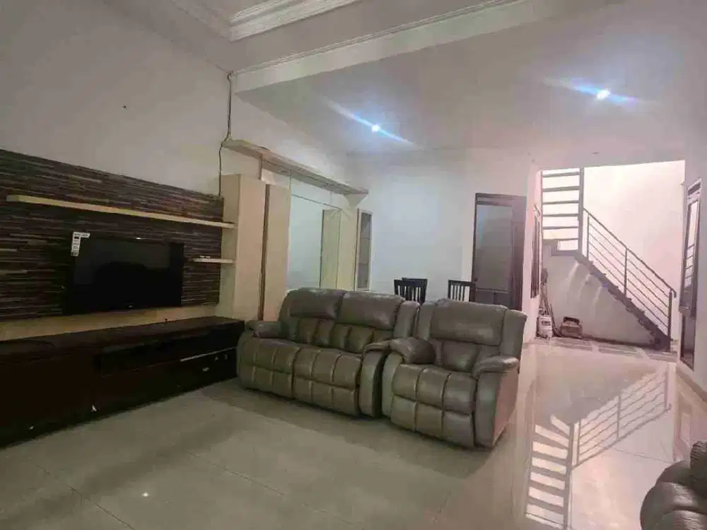 Dijual Rumah Singgasana Bandung, Lingkungan Asri, Harga 2,7 Miliar