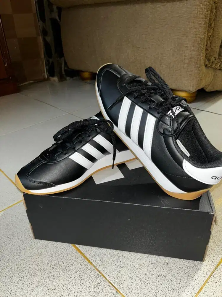 Dijual Sepatu Adidas Runvista Black size 42