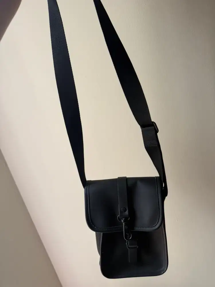 TAS SLING BAG MERK RAINS BLACK
