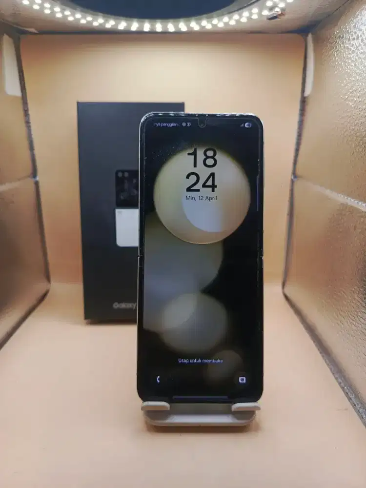 SAMSUNG Z FLIP 5 5G RAM 8/256GB ORIGINAL SEIN MULUS FULLSHET

TAMPILAN