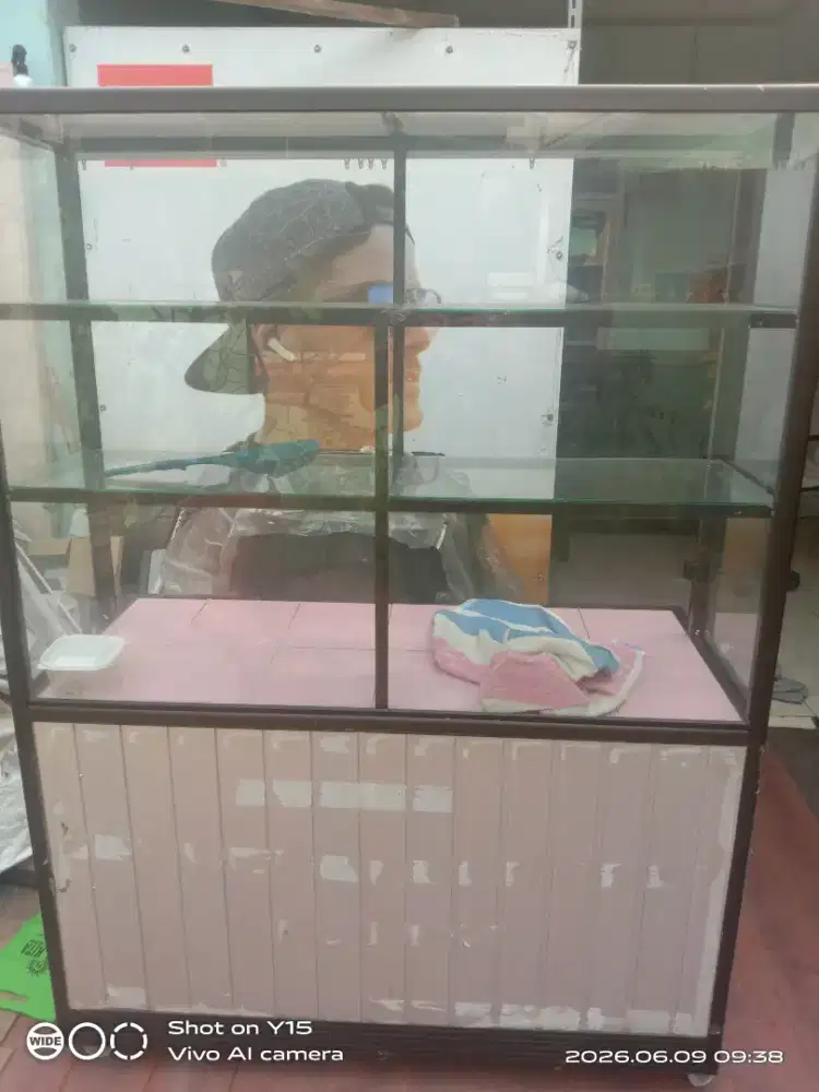 Jual cepat etelase kaca praktis sudah da roda nya