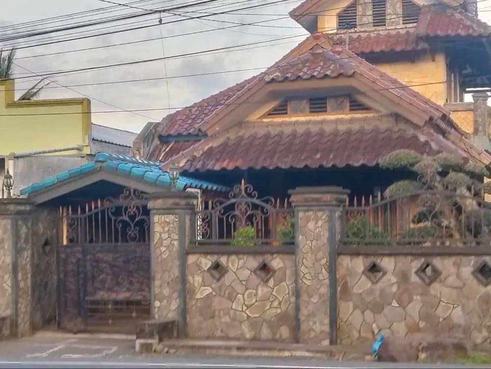 DIJUAL RUMAH 2 LANTAI STRATEGIS DI PINGGIR JALAN RAYA JARIT