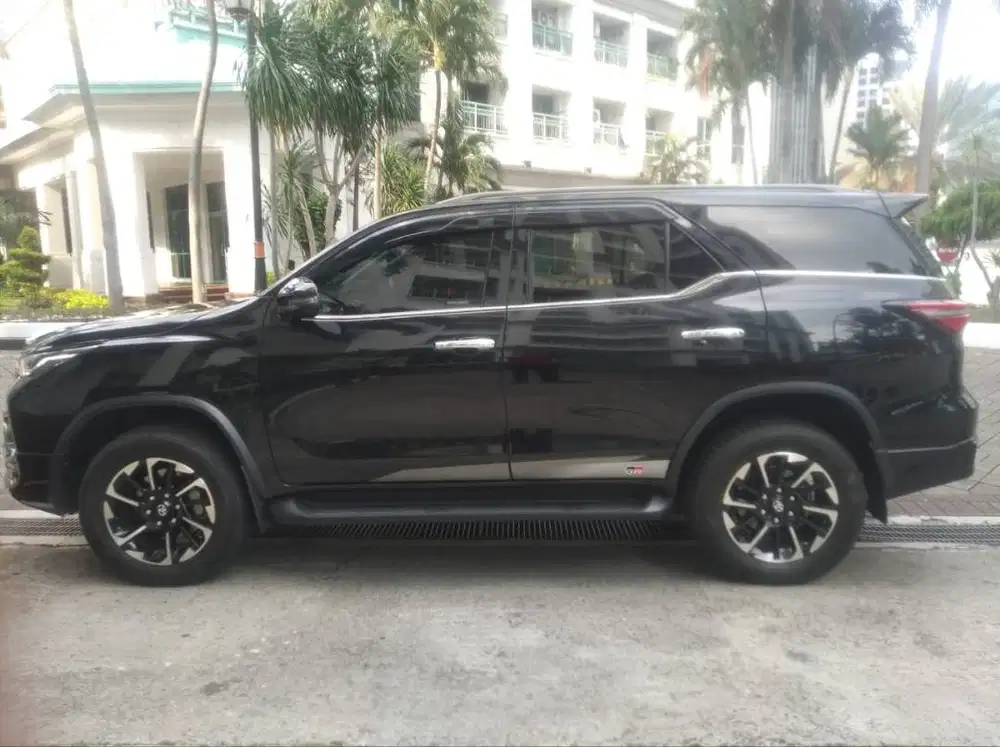 Toyota Fortuner 2.4 VRZ 4 x 2 AT; Hitam; Beli 2022 (NIK2021), 29000KM