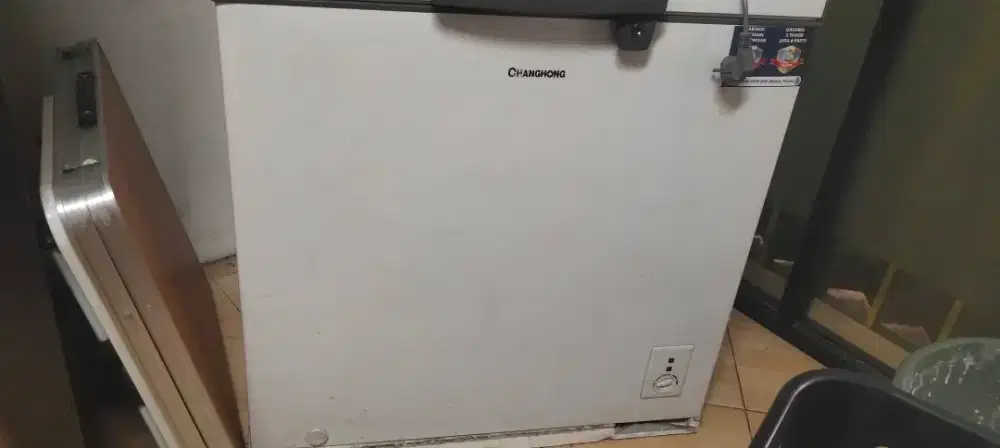Dijual freezer Changhong 200L