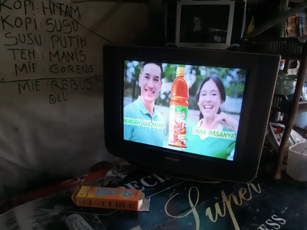 jual tv 21in slim samsung kelengkpan tv ama remot aja harga 320 nego