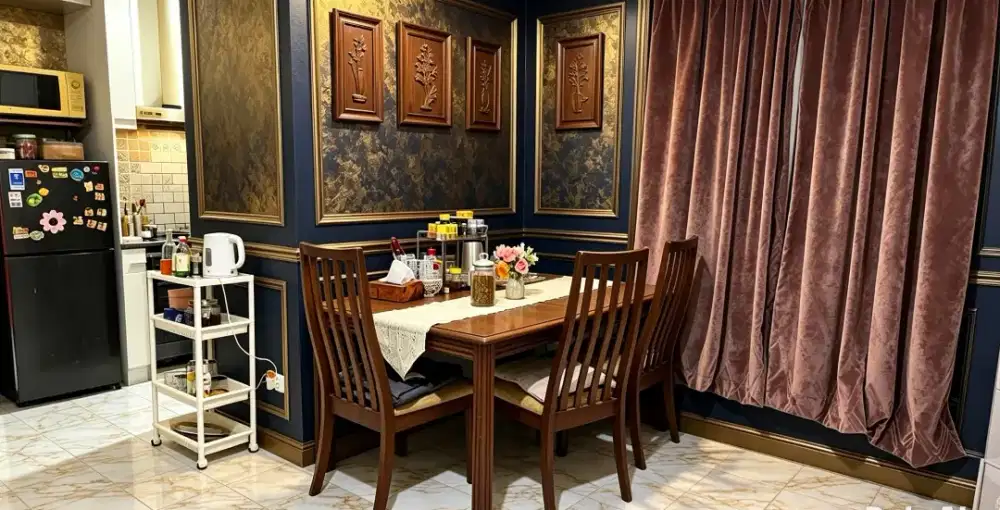 1 Set meja makan kayu dengan kursinya