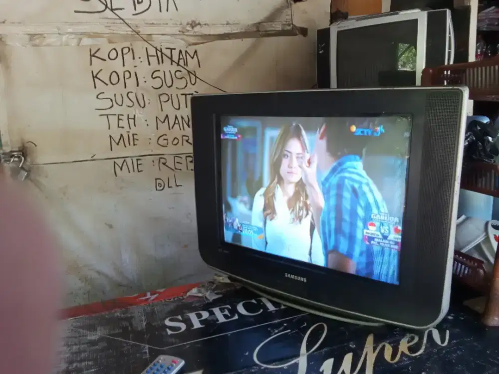jual tv 21in slim samsung kelengkpan tv ama remot aja harga 320 nego