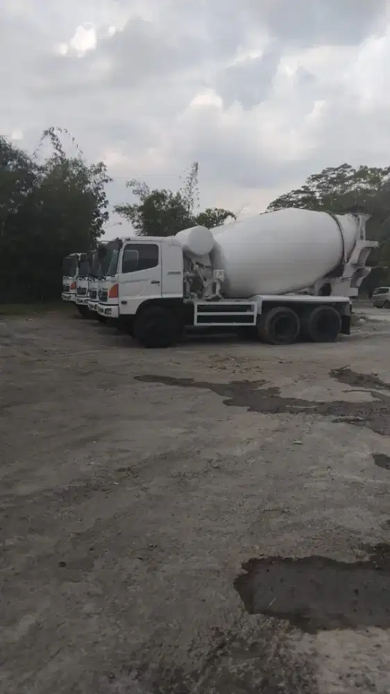 Truk mixer hino 260 ti th 2012