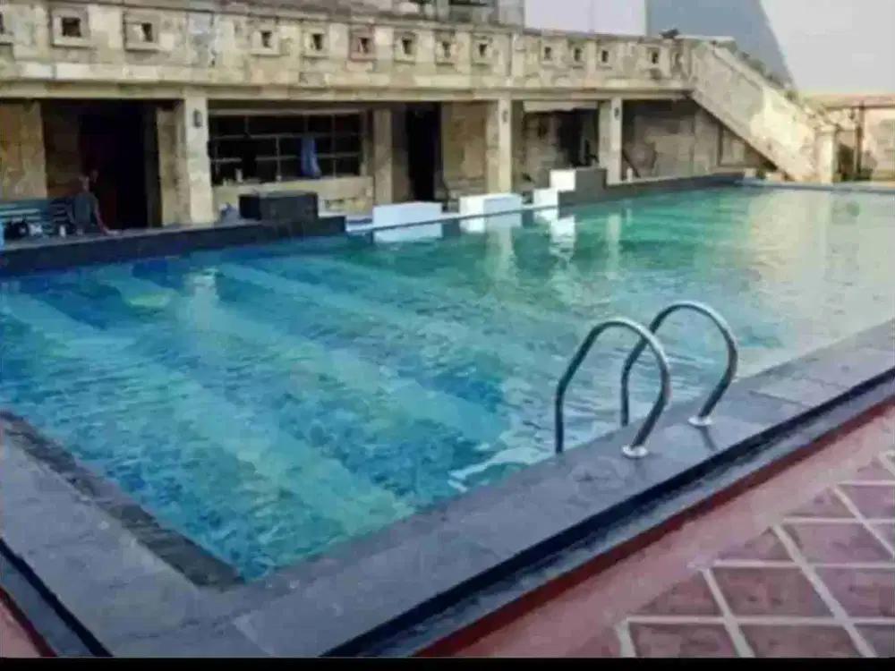 RUMAH MEWAH + KOLAM RENANG DI KOMPLEK JATINEGARA BARU