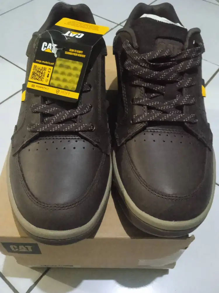 Sepatu casual CAT kulit