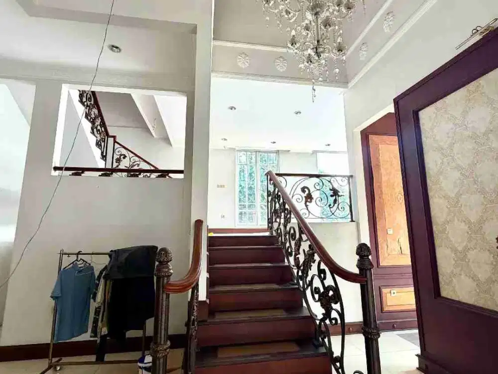 DIJUAL CEPAT RUMAH SIAP HUNI 2 1/2 LANTAI CENGKIR TIMUR KELAPA GADING
