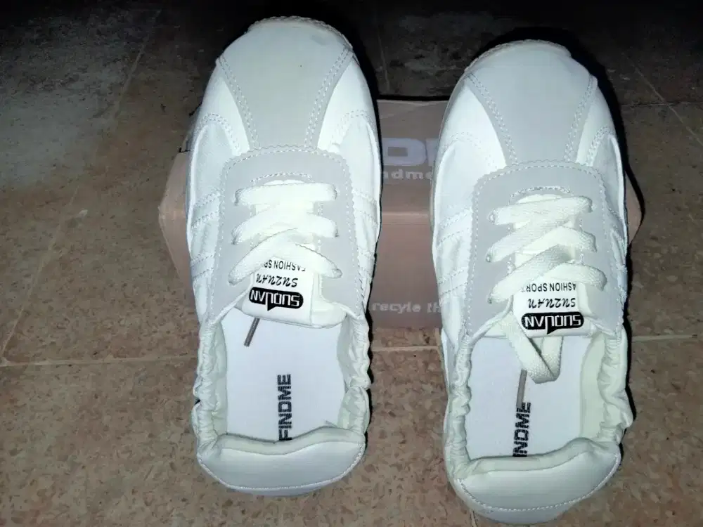 Sepatu sneaker wanita