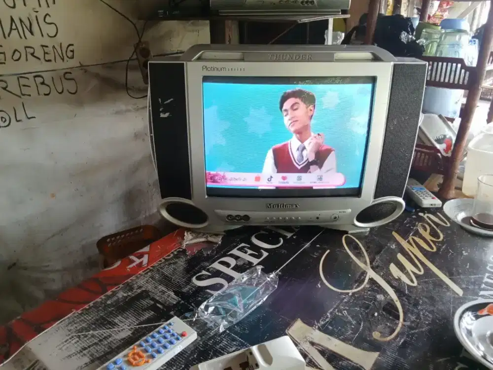 jual tv 14in multimax kelengkapan tv ama remot aja harga 250 nego