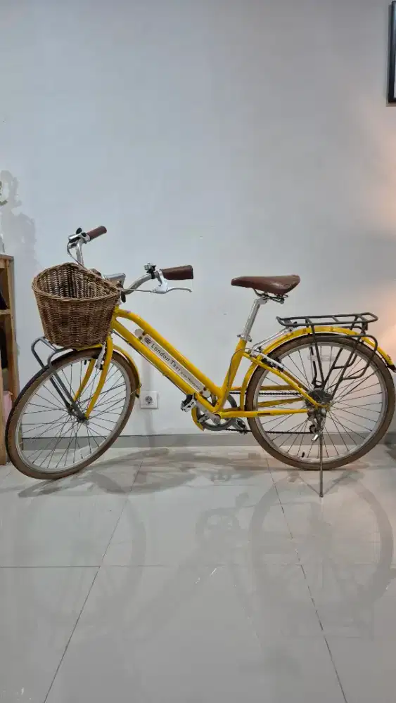 Sepeda London Taxi CRB 26L warna Kuning dengan keranjang