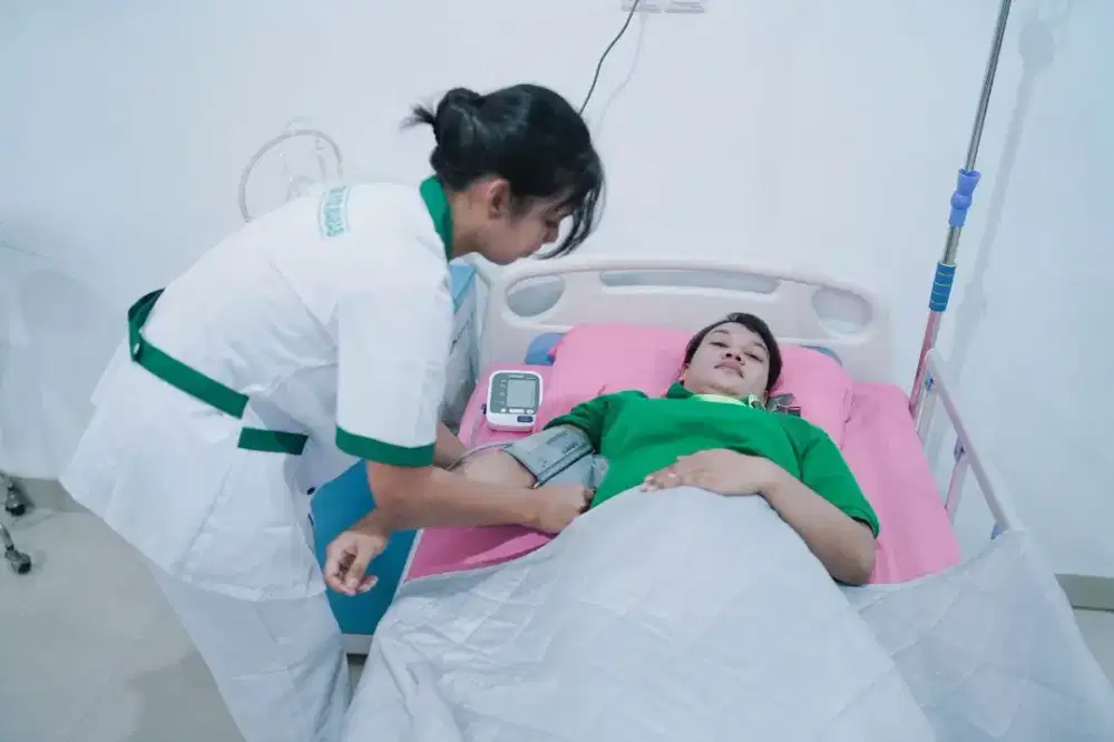Caregiver merawat orang tua atau anak