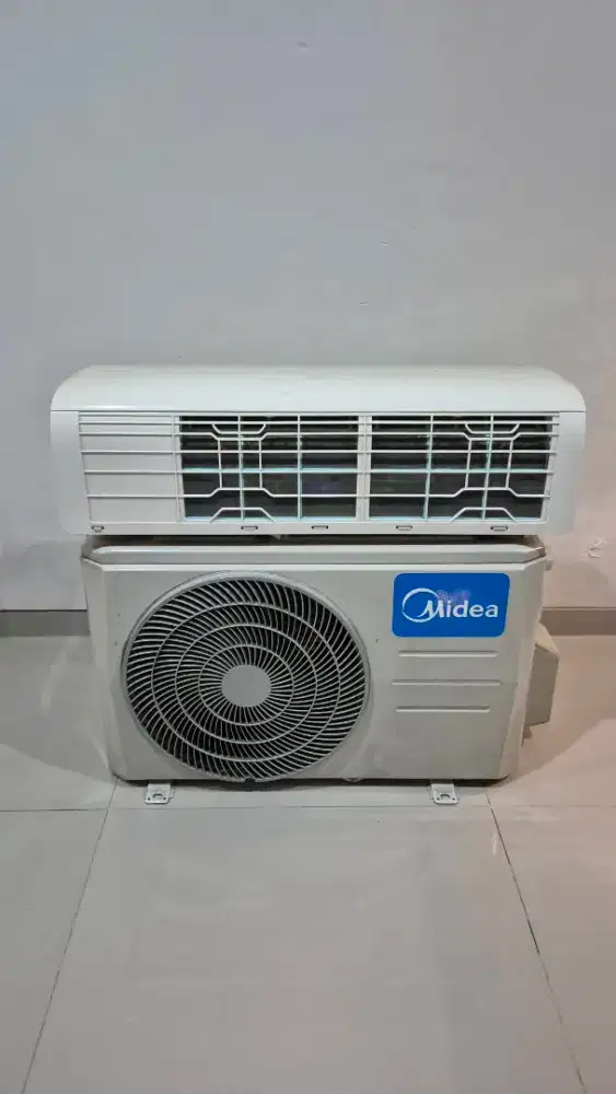 1 set unit AC (Indoor, Outdoor, Bracket, Remote) merk Midea 1/2 PK