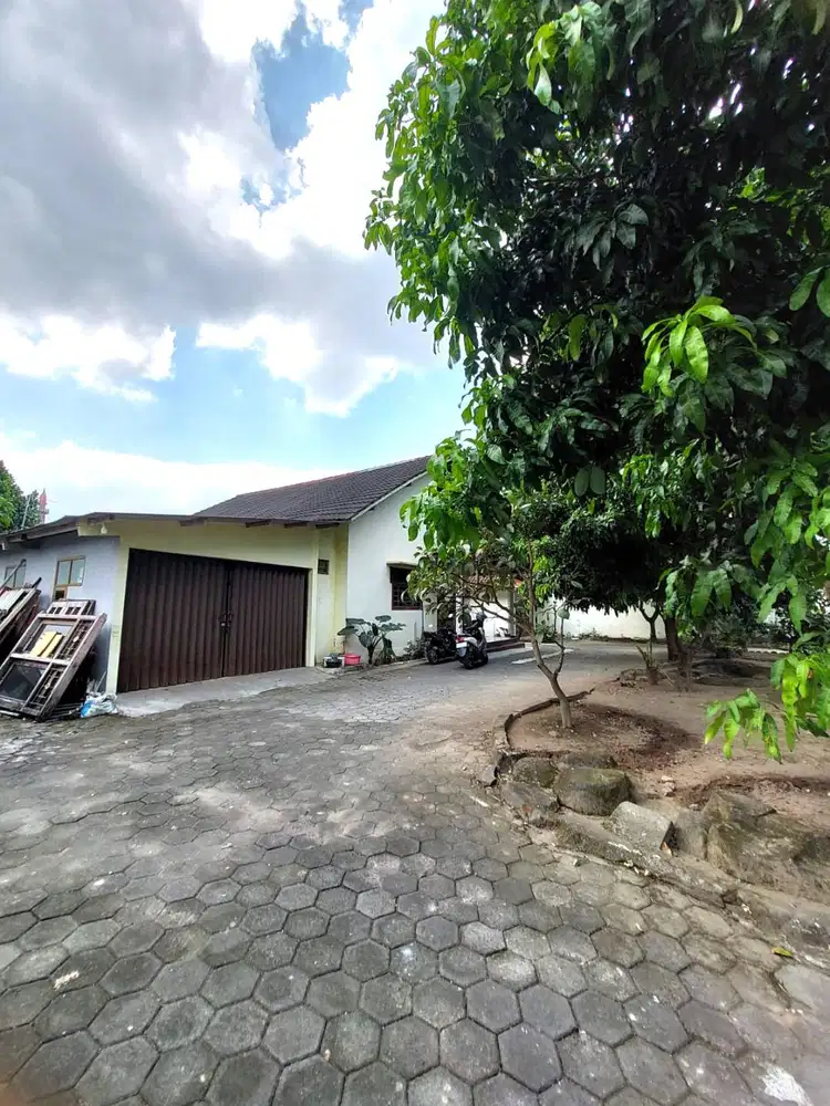 Rumah Induk dan Kos dengan Halaman Luas dekat Jalan Kaliurang