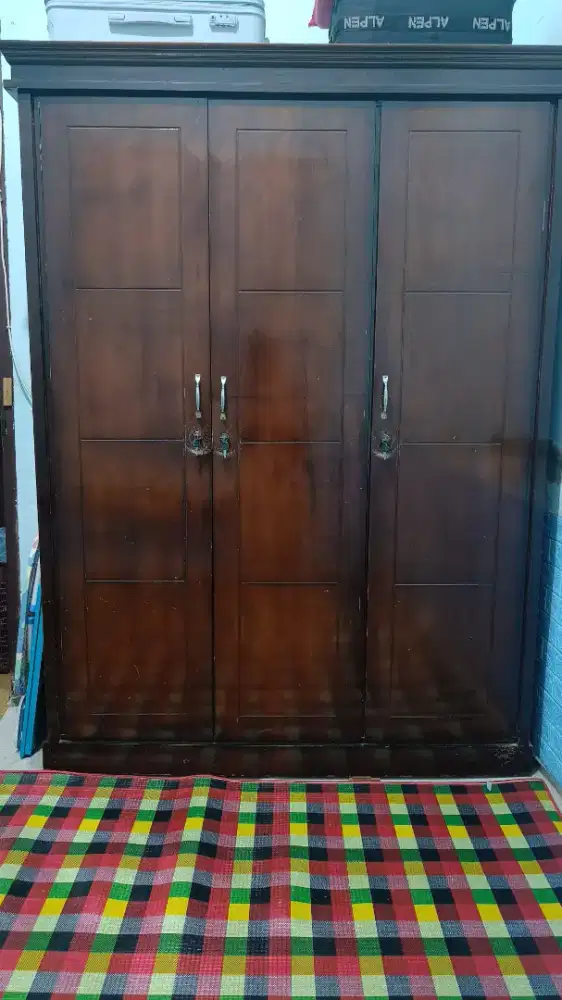 Lemari pakaian kayu