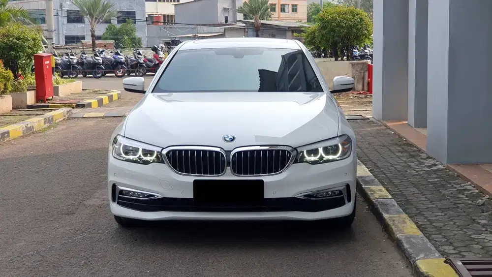 BMW 530i 530 i Luxury RSE AT White On Black 2019 NIK 2018 Low Km Antik