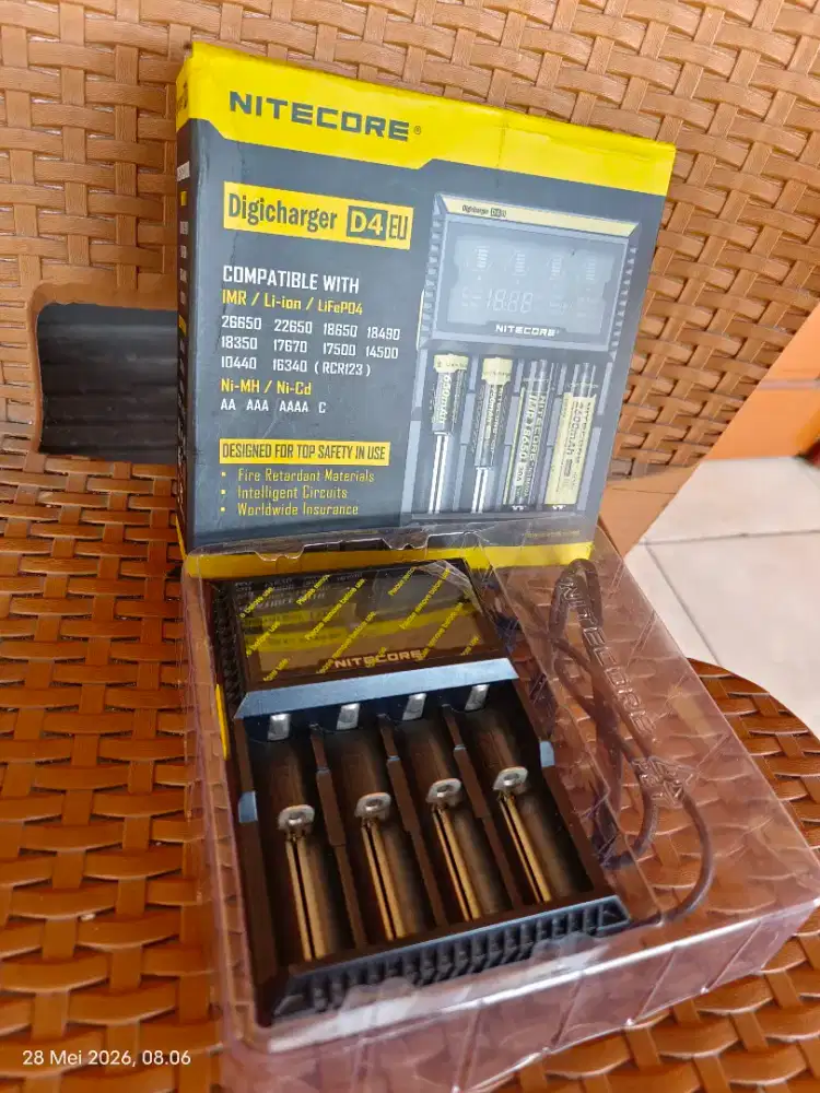Charger nitecore d4 masih bagus