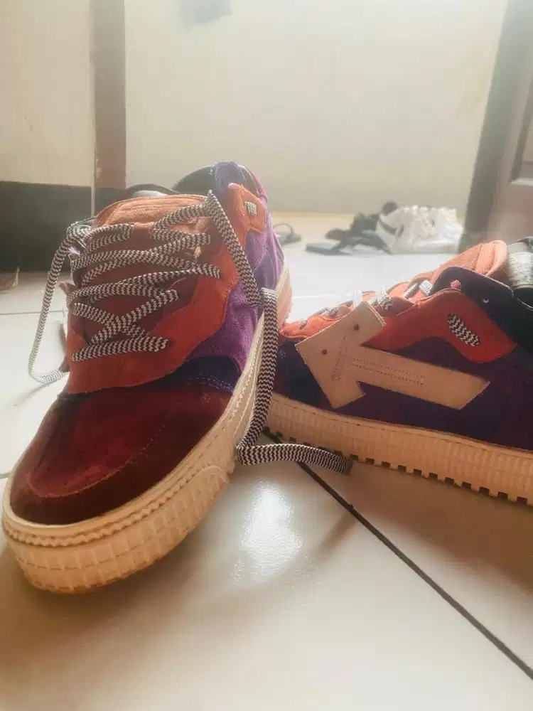 Off white floating arrow low top