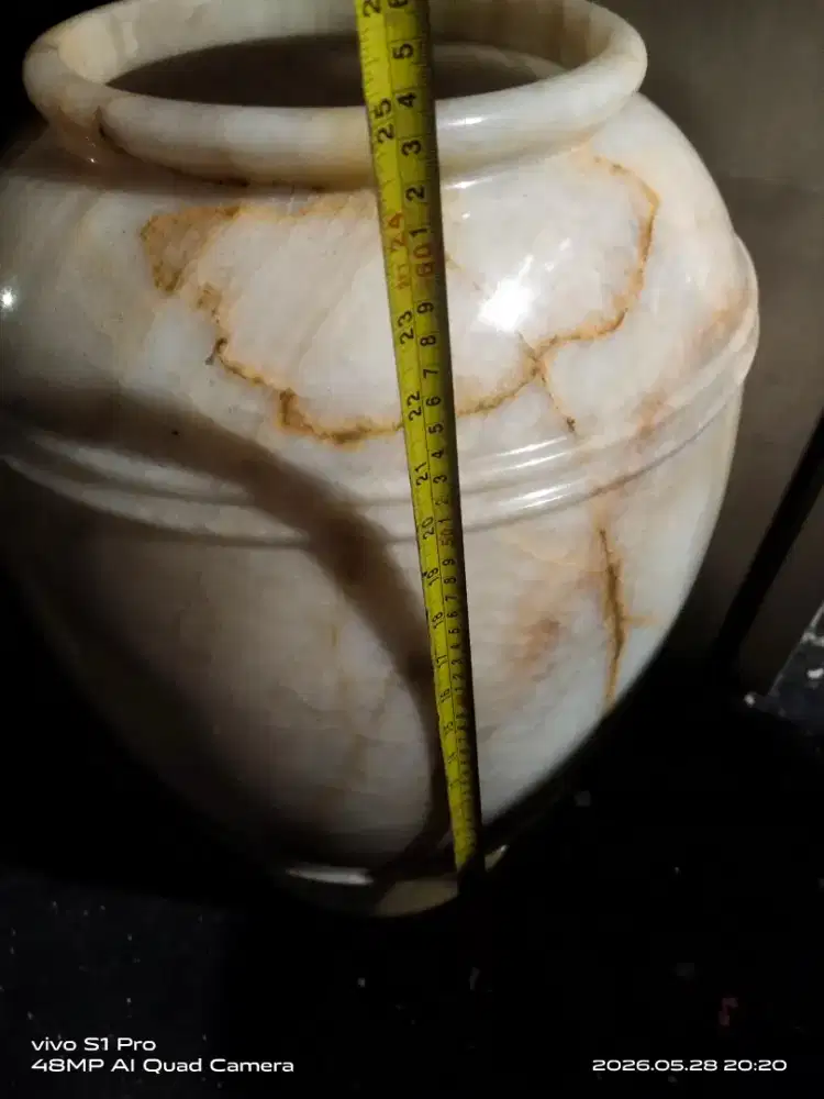 Guci dari batu onyx