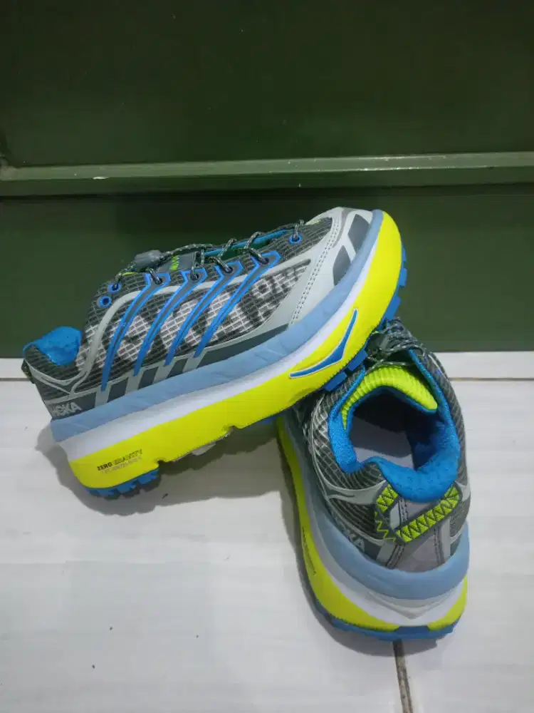 Sepatu running import merk Hoka