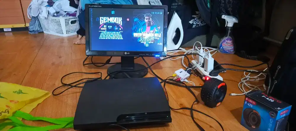 Ps 3 slim swri 3xxx + LCD monitor 19inchi + speaker