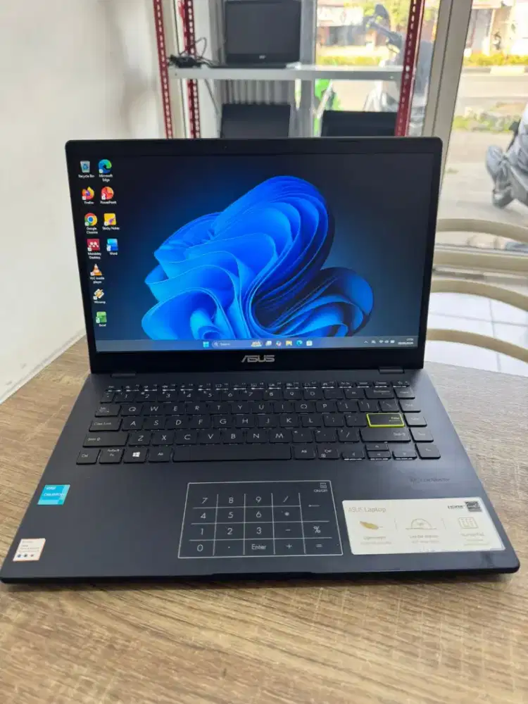 ASUS VIVOBOOK...