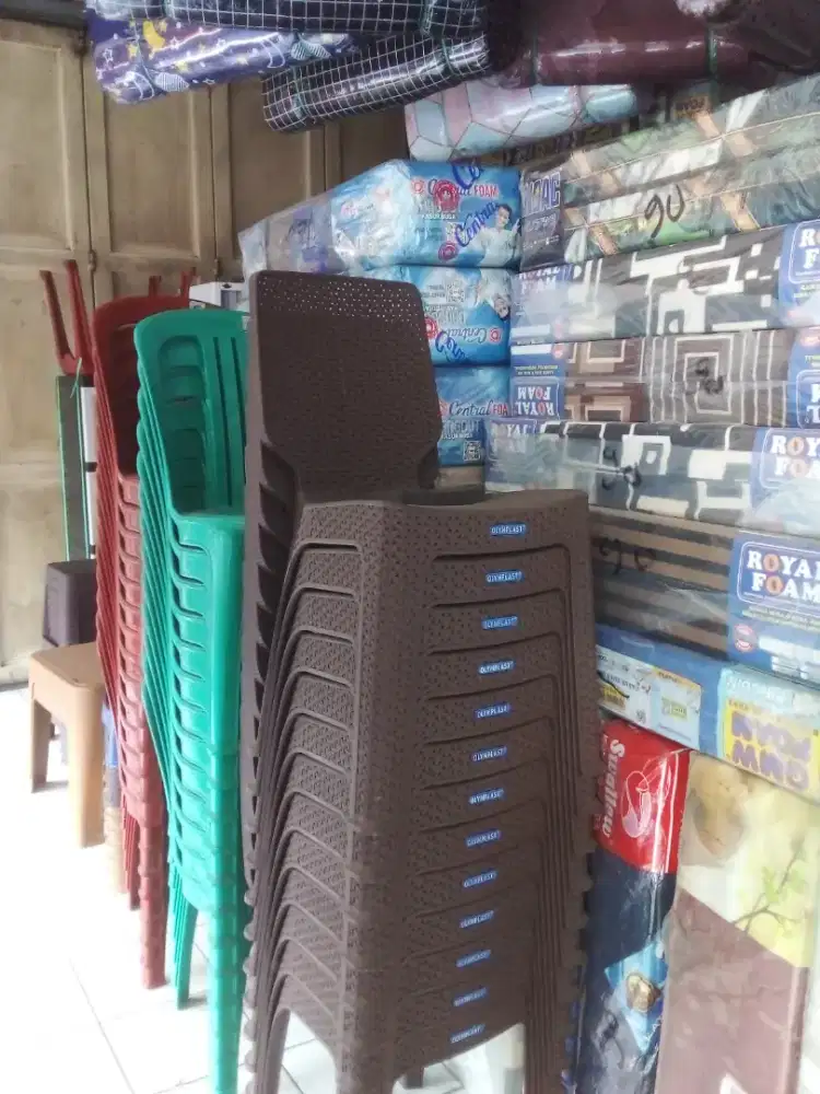 Kursi plastik sandaran