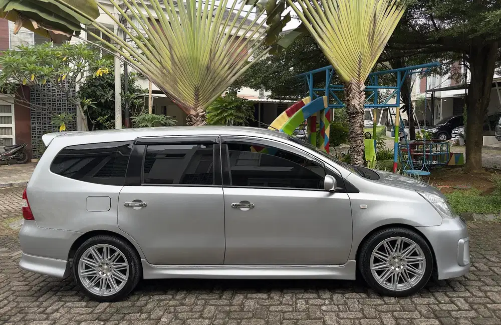 Nissan Livina 2010 Bensin