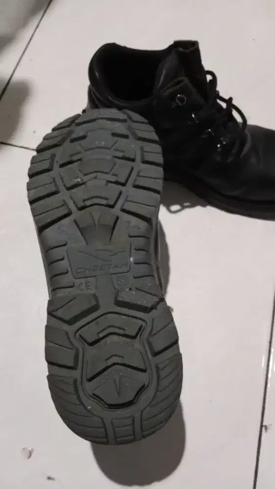 Sepatu septi merek 'CHETAH'