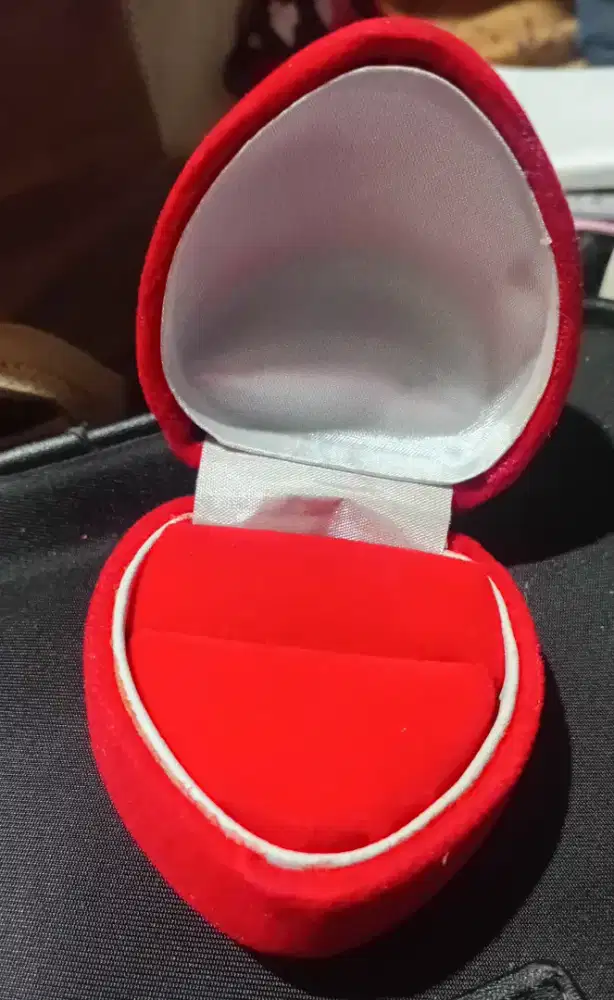 Kotak cincin bentuk love