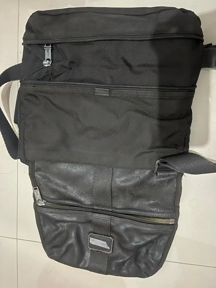 Tas selempang TUMI