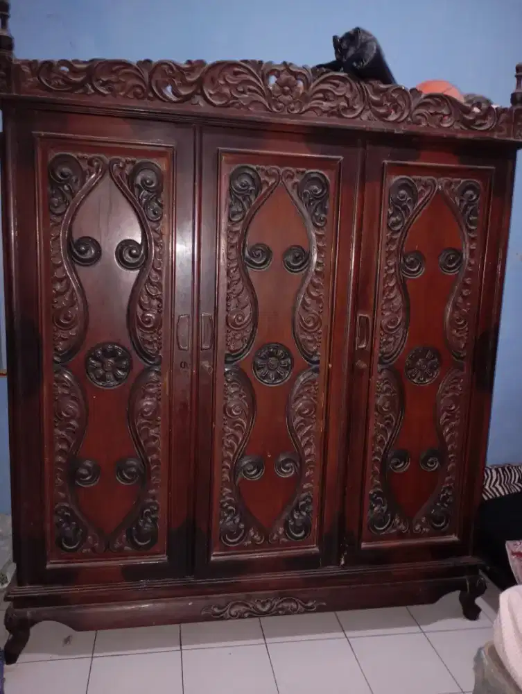 Lemari Pakaian Full Jati Ukir 3 Pintu 60 tahun