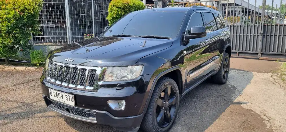 Jeep Cherokee 3.6L 4X4 Overland 2013 Hitam
