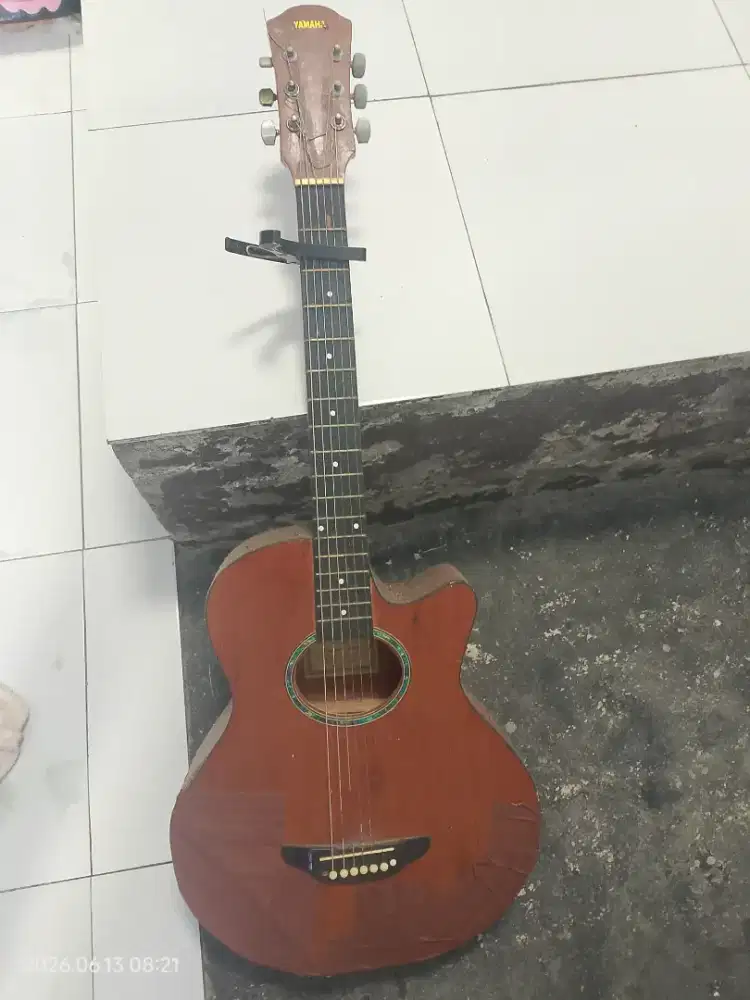 Jual guitar bekas suara masi bagus, mau jual murah tambahan dompet