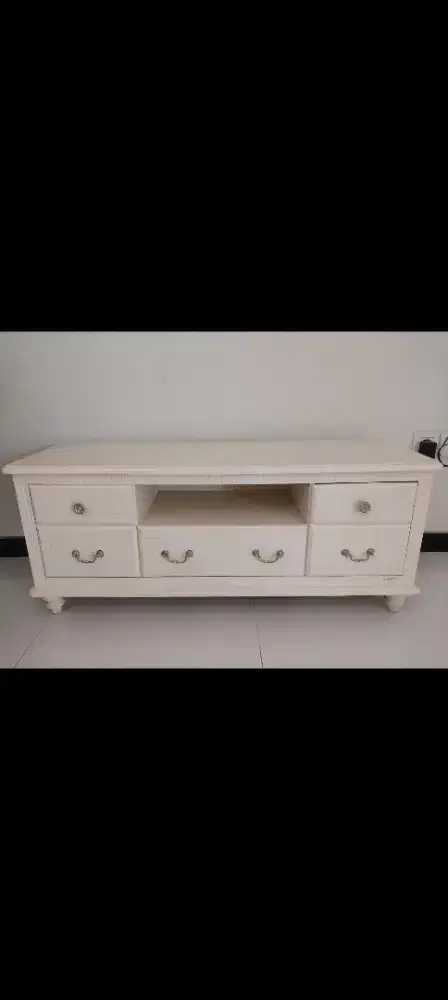 Meja tamu putih elegan