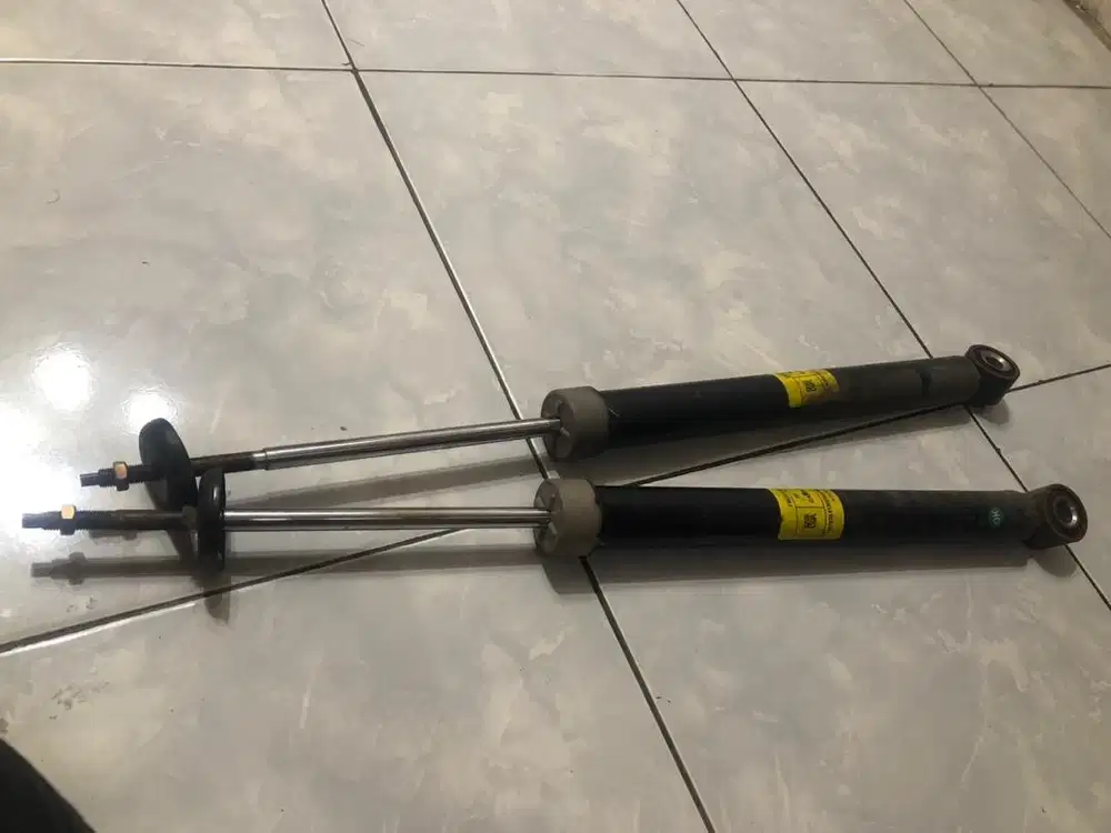 Shockbreaker belakang suzuki ertiga 2014 suspensi absorber
