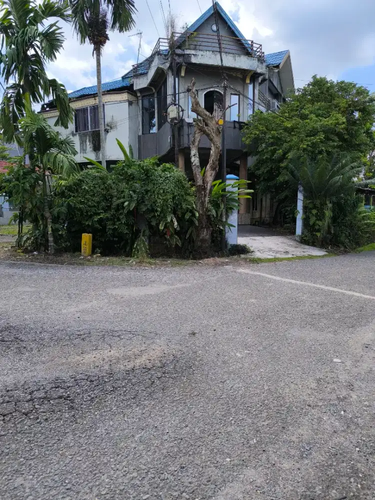 Rumah dengan lebih dari 10 kamar dan tambahan bangunan bagian belakang